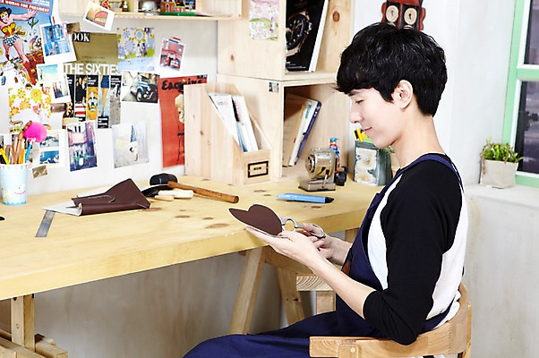 포토 JPG 스튜디오촬영 라이프스타일 남자 맨라이프 의자 가위 실내 자 한명 들기 사람 앉기 동양인 상반신 20대 성인 취미 옆모습 책 연필 한국인 공구 직물 칼 망치 가죽 자르기 공예 천 책상 즐거움 연필꽂이 만들기 작업도구 가위질 가죽공예 기념사진 남자만 남자한명만 성인남자만 청년만 청년남자만 청년남자한명만 성인한명만 성인남자한명만 성인만 국내포토 1 감정 뷰포인트 가구 모션 문구용품 학용품 가위_도구 인종 청년 내부 생활 필기구 도구 파일형식