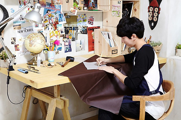 포토 JPG 스튜디오촬영 라이프스타일 남자 종이 맨라이프 의자 단추 가위 실내 자 한명 들기 사람 앉기 동양인 20대 성인 취미 옆모습 책 연필 지구본 한국인 공구 스탠드 직물 그리기 실 칼 망치 가죽 스케치 공예 천 책상 즐거움 연필꽂이 만들기 작업도구 가죽공예 기념사진 남자만 남자한명만 성인남자만 청년만 청년남자만 청년남자한명만 성인한명만 성인남자한명만 성인만 국내포토 1 감정 뷰포인트 가구 모션 문구용품 학용품 조명 미술 인종 청년 내부 생활 필기구 도구 파일형식