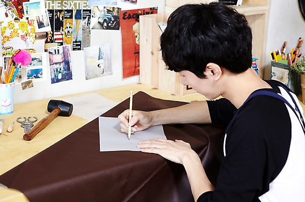 포토 JPG 스튜디오촬영 라이프스타일 남자 종이 맨라이프 가위 실내 한명 들기 사람 동양인 상반신 20대 성인 취미 옆모습 연필 한국인 공구 직물 그리기 망치 가죽 스케치 공예 천 책상 즐거움 연필꽂이 만들기 작업도구 가죽공예 기념사진 남자만 남자한명만 성인남자만 청년만 청년남자만 청년남자한명만 성인한명만 성인남자한명만 성인만 국내포토 1 감정 뷰포인트 가구 모션 문구용품 학용품 미술 인종 청년 내부 생활 필기구 도구 파일형식