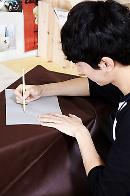 포토 JPG 스튜디오촬영 라이프스타일 남자 종이 맨라이프 실내 한명 들기 사람 동양인 상반신 20대 성인 취미 옆모습 연필 한국인 직물 그리기 가죽 스케치 공예 천 책상 즐거움 만들기 작업도구 가죽공예 남자만 남자한명만 성인남자만 청년만 청년남자만 청년남자한명만 성인한명만 성인남자한명만 성인만 국내포토 1 감정 뷰포인트 가구 모션 학용품 미술 인종 청년 내부 생활 필기구 도구 파일형식