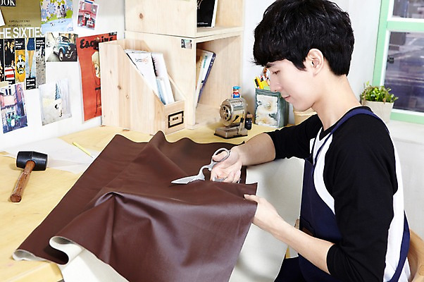 포토 JPG 스튜디오촬영 라이프스타일 남자 화분 맨라이프 의자 창문 가위 실내 한명 들기 사람 앉기 동양인 상반신 20대 성인 취미 옆모습 책 연필 한국인 공구 직물 망치 가죽 자르기 공예 천 책상 즐거움 연필꽂이 만들기 작업도구 가위질 가죽공예 기념사진 남자만 남자한명만 성인남자만 청년만 청년남자만 청년남자한명만 성인한명만 성인남자한명만 성인만 국내포토 1 감정 뷰포인트 가구 모션 문구용품 학용품 가위_도구 인종 청년 내부 생활 필기구 도구 파일형식