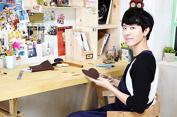 포토 JPG 스튜디오촬영 라이프스타일 남자 맨라이프 의자 가위 실내 자 한명 들기 사람 앉기 동양인 상반신 20대 성인 취미 옆모습 책 연필 한국인 공구 직물 칼 망치 가죽 자르기 공예 천 책상 즐거움 연필꽂이 만들기 작업도구 가위질 가죽공예 기념사진 남자만 남자한명만 성인남자만 청년만 청년남자만 청년남자한명만 성인한명만 성인남자한명만 성인만 국내포토 1 감정 뷰포인트 가구 모션 문구용품 학용품 가위_도구 인종 청년 내부 생활 필기구 도구 파일형식