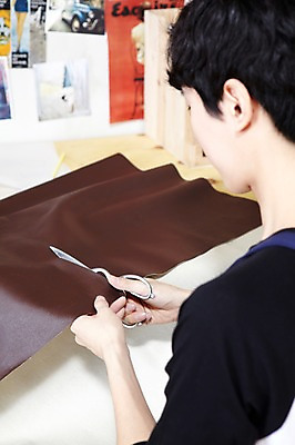 포토 JPG 스튜디오촬영 라이프스타일 남자 맨라이프 가위 실내 한명 들기 사람 동양인 상반신 20대 성인 취미 옆모습 한국인 직물 가죽 자르기 공예 천 책상 즐거움 만들기 작업도구 가위질 가죽공예 남자만 남자한명만 성인남자만 청년만 청년남자만 청년남자한명만 성인한명만 성인남자한명만 성인만 국내포토 1 감정 뷰포인트 가구 모션 문구용품 가위_도구 인종 청년 내부 생활 도구 파일형식