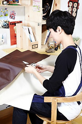 포토 JPG 스튜디오촬영 라이프스타일 남자 맨라이프 의자 가위 실내 한명 들기 사람 앉기 동양인 20대 성인 취미 옆모습 한국인 직물 가죽 자르기 공예 천 책상 즐거움 만들기 작업도구 가위질 가죽공예 남자만 남자한명만 성인남자만 청년만 청년남자만 청년남자한명만 성인한명만 성인남자한명만 성인만 국내포토 1 감정 뷰포인트 가구 모션 문구용품 가위_도구 인종 청년 내부 생활 도구 파일형식