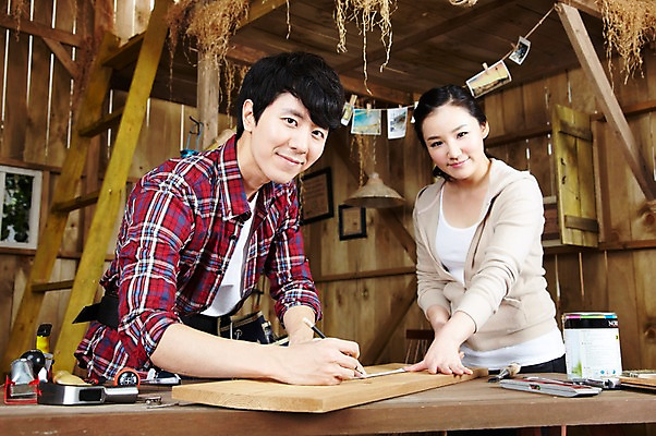 포토 JPG 스튜디오촬영 나무 라이프스타일 부부 커플 여자 남자 한쌍 커플라이프 사다리 창문 신혼부부 탁자 함께함 실내 줄자 서기 미소 웃음 사람 동양인 상반신 20대 성인 두명 목재 연필 한국인 공구 작업 작업실 작업장 망치 공예 즐거움 만들기 페인트통 목공예 작업도구 사이즈 작업주머니 치수재기 가구공방 기념사진 청년만 성인만 국내포토 식물 감정 산업 가구 컨셉 재료 관계 모션 학용품 통 표정 자 인종 청년 취미 내부 생활 필기구 페인트 도구 신혼 파일형식