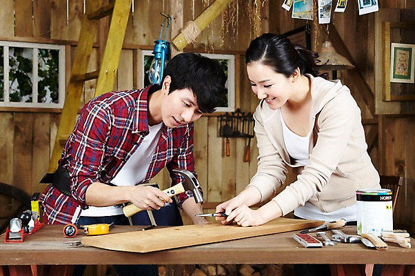 포토 JPG 스튜디오촬영 나무 라이프스타일 부부 커플 여자 남자 한쌍 커플라이프 사다리 창문 신혼부부 탁자 함께함 실내 줄자 미소 웃음 들기 사람 동양인 상반신 20대 성인 두명 목재 연필 페인트 한국인 공구 램프 붓 작업 못 작업실 작업장 망치 공예 즐거움 만들기 페인트통 목공예 작업도구 펜치 작업주머니 가구공방 망치질 기념사진 못질 청년만 성인만 국내포토 식물 감정 산업 가구 컨셉 재료 관계 모션 학용품 조명 통 표정 자 인종 청년 취미 내부 생활 필기구 도구 신혼 파일형식