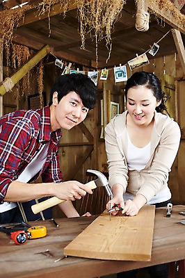 포토 JPG 스튜디오촬영 나무 라이프스타일 부부 커플 여자 남자 한쌍 커플라이프 신혼부부 탁자 함께함 실내 줄자 미소 웃음 들기 사람 동양인 상반신 20대 성인 두명 목재 연필 한국인 공구 작업 못 작업실 작업장 망치 공예 즐거움 만들기 목공예 작업도구 펜치 작업주머니 가구공방 망치질 기념사진 못질 청년만 성인만 국내포토 식물 감정 산업 가구 컨셉 재료 관계 모션 학용품 표정 자 인종 청년 취미 내부 생활 필기구 도구 신혼 파일형식