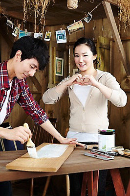 포토 JPG 스튜디오촬영 나무 라이프스타일 부부 커플 여자 남자 한쌍 커플라이프 신혼부부 탁자 함께함 실내 미소 웃음 사람 동양인 손짓 20대 성인 두명 목재 페인트 한국인 공구 하트 붓 색칠 칠 페인트칠 작업실 작업장 공예 즐거움 만들기 페인트통 목공예 작업도구 작업주머니 가구공방 기념사진 청년만 성인만 국내포토 모양 식물 감정 산업 가구 컨셉 재료 관계 모션 페인팅 통 표정 인종 청년 취미 내부 생활 도구 신혼 파일형식