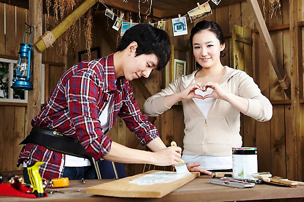 포토 JPG 스튜디오촬영 나무 라이프스타일 부부 커플 여자 남자 한쌍 커플라이프 창문 신혼부부 탁자 함께함 실내 줄자 미소 웃음 사람 동양인 손짓 상반신 20대 성인 두명 목재 페인트 한국인 공구 하트 램프 붓 색칠 칠 페인트칠 작업실 작업장 공예 즐거움 만들기 페인트통 목공예 작업도구 작업주머니 가구공방 기념사진 청년만 성인만 국내포토 모양 식물 감정 산업 가구 컨셉 재료 관계 모션 페인팅 조명 통 표정 자 인종 청년 취미 내부 생활 도구 신혼 파일형식