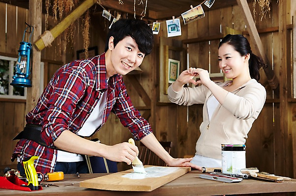 포토 JPG 스튜디오촬영 나무 라이프스타일 부부 커플 여자 남자 한쌍 커플라이프 창문 신혼부부 탁자 함께함 실내 줄자 미소 웃음 사람 동양인 손짓 상반신 20대 성인 두명 목재 페인트 한국인 공구 하트 램프 붓 색칠 칠 페인트칠 작업실 작업장 공예 즐거움 만들기 페인트통 목공예 작업도구 작업주머니 가구공방 기념사진 청년만 성인만 국내포토 모양 식물 감정 산업 가구 컨셉 재료 관계 모션 페인팅 조명 통 표정 자 인종 청년 취미 내부 생활 도구 신혼 파일형식