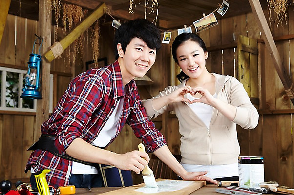 포토 JPG 스튜디오촬영 나무 라이프스타일 부부 커플 여자 남자 한쌍 커플라이프 창문 신혼부부 탁자 함께함 실내 줄자 미소 웃음 사람 동양인 손짓 상반신 20대 성인 두명 목재 페인트 한국인 공구 하트 램프 붓 색칠 칠 페인트칠 작업실 작업장 공예 즐거움 만들기 페인트통 목공예 작업도구 작업주머니 가구공방 기념사진 청년만 성인만 국내포토 모양 식물 감정 산업 가구 컨셉 재료 관계 모션 페인팅 조명 통 표정 자 인종 청년 취미 내부 생활 도구 신혼 파일형식