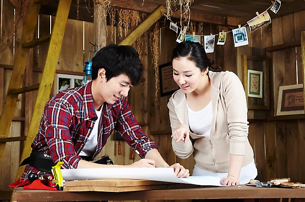 포토 JPG 스튜디오촬영 나무 라이프스타일 부부 커플 여자 남자 한쌍 커플라이프 액자 사다리 창문 신혼부부 탁자 함께함 실내 미소 웃음 사람 동양인 상반신 20대 성인 두명 목재 연필 설계도 한국인 공구 램프 가리킴 붓 작업 작업실 작업장 공예 즐거움 만들기 목공예 작업도구 작업주머니 가구공방 기념사진 방한지 청년만 성인만 국내포토 식물 감정 산업 가구 컨셉 재료 관계 모션 학용품 조명 건설업 표정 인종 손짓 청년 취미 내부 생활 필기구 도구 신혼 파일형식