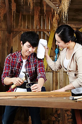 포토 JPG 스튜디오촬영 나무 라이프스타일 부부 커플 여자 남자 한쌍 커플라이프 사다리 신혼부부 탁자 함께함 실내 서기 사람 동양인 20대 성인 두명 목재 수건 한국인 공구 램프 작업 못 작업실 작업장 망치 공예 즐거움 만들기 목공예 작업도구 작업주머니 가구공방 망치질 못질 청년만 성인만 국내포토 식물 감정 산업 가구 컨셉 재료 관계 모션 조명 인종 청년 취미 내부 생활 위생용품 도구 신혼 파일형식