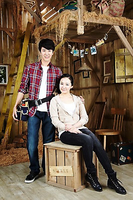 포토 JPG 스튜디오촬영 전신 라이프스타일 부부 커플 여자 남자 한쌍 커플라이프 액자 의자 사다리 창문 신혼부부 함께함 실내 서기 미소 웃음 사람 앉기 동양인 20대 성인 두명 앞모습 한국인 공구 램프 작업실 볏짚 장작 즐거움 나무의자 작업도구 작업주머니 기념사진 청년만 성인만 국내포토 감정 뷰포인트 가구 컨셉 관계 모션 조명 표정 인종 청년 내부 생활 목재 도구 짚 신혼 파일형식