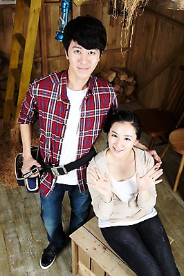 포토 JPG 스튜디오촬영 라이프스타일 부부 커플 여자 남자 한쌍 커플라이프 의자 사다리 신혼부부 함께함 실내 서기 미소 웃음 사람 앉기 동양인 20대 성인 두명 앞모습 하이앵글 한국인 공구 램프 작업실 장작 즐거움 나무의자 작업도구 작업주머니 청년만 성인만 국내포토 감정 뷰포인트 가구 컨셉 관계 모션 조명 표정 인종 청년 내부 생활 목재 도구 신혼 파일형식