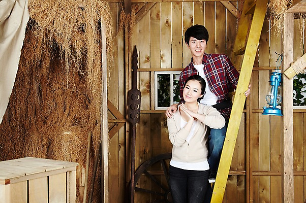 포토 JPG 스튜디오촬영 라이프스타일 부부 커플 여자 남자 한쌍 커플라이프 사다리 창문 신혼부부 함께함 실내 서기 미소 웃음 사람 동양인 20대 성인 두명 앞모습 한국인 램프 바퀴 작업실 볏짚 장작 즐거움 작업도구 작업주머니 청년만 성인만 국내포토 감정 뷰포인트 컨셉 관계 모션 조명 표정 인종 청년 내부 생활 도구 짚 신혼 파일형식