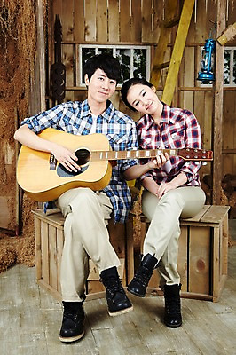 포토 JPG 스튜디오촬영 전신 라이프스타일 부부 커플 여자 남자 악기 음악 한쌍 커플라이프 연주 사다리 창문 신혼부부 휴식 함께함 실내 미소 웃음 사람 앉기 동양인 20대 성인 취미 두명 앞모습 한국인 기타 램프 작업실 창고 즐거움 커플티 나무의자 청년만 성인만 국내포토 감정 뷰포인트 컨셉 의자 관계 모션 현악기 문화예술 조명 표정 인종 청년 내부 생활 목재 도구 커플룩 신혼 파일형식