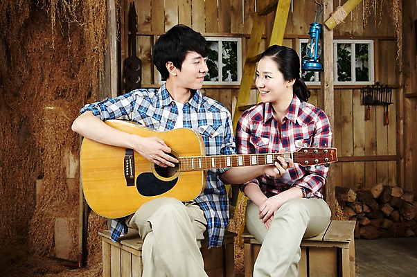 포토 JPG 스튜디오촬영 라이프스타일 부부 커플 여자 남자 악기 음악 한쌍 커플라이프 연주 의자 사다리 창문 신혼부부 휴식 함께함 실내 미소 웃음 사람 앉기 동양인 20대 성인 취미 두명 앞모습 마주보기 한국인 기타 램프 작업실 농기구 장작 창고 즐거움 커플티 청년만 성인만 국내포토 감정 뷰포인트 가구 컨셉 농업 관계 모션 현악기 문화예술 조명 표정 인종 청년 내부 생활 도구 커플룩 신혼 파일형식