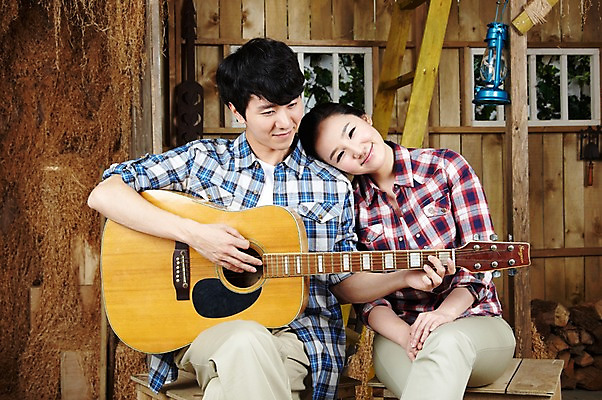 포토 JPG 스튜디오촬영 라이프스타일 부부 커플 여자 남자 악기 음악 한쌍 커플라이프 연주 의자 사다리 창문 신혼부부 휴식 함께함 실내 미소 웃음 사람 앉기 동양인 20대 성인 취미 두명 앞모습 기댐 한국인 기타 램프 작업실 농기구 장작 창고 즐거움 커플티 청년만 성인만 국내포토 감정 뷰포인트 가구 컨셉 농업 관계 모션 현악기 문화예술 조명 표정 인종 청년 내부 생활 도구 커플룩 신혼 파일형식
