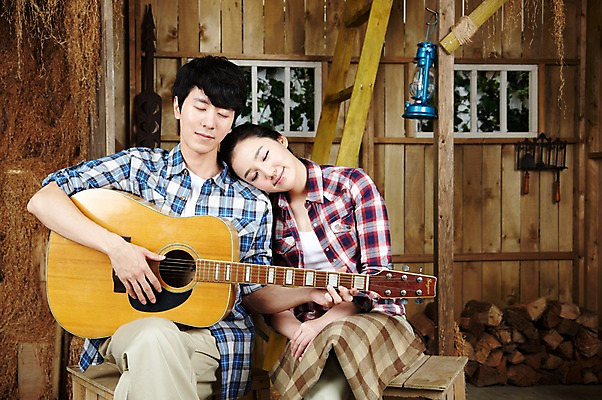 포토 JPG 스튜디오촬영 라이프스타일 부부 커플 여자 남자 악기 음악 한쌍 커플라이프 연주 의자 사다리 창문 신혼부부 휴식 함께함 실내 사람 앉기 동양인 20대 성인 취미 두명 앞모습 눈감음 기댐 한국인 기타 램프 작업실 농기구 장작 창고 즐거움 커플티 무릎담요 청년만 성인만 국내포토 감정 뷰포인트 가구 컨셉 농업 관계 모션 현악기 문화예술 조명 인종 청년 내부 생활 도구 커플룩 신혼 파일형식