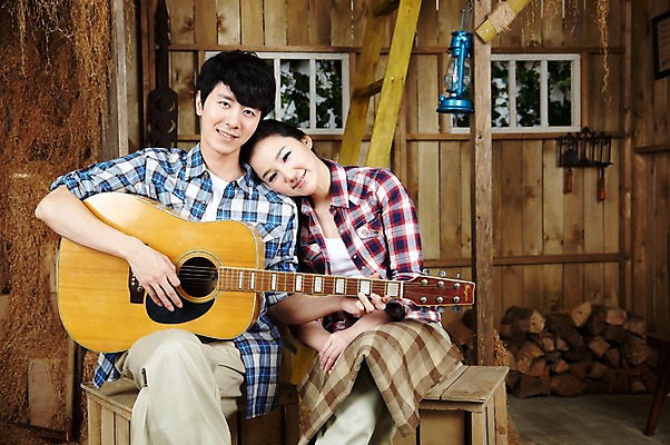 포토 JPG 스튜디오촬영 라이프스타일 부부 커플 여자 남자 악기 음악 한쌍 커플라이프 연주 의자 사다리 창문 신혼부부 휴식 함께함 실내 미소 웃음 사람 앉기 동양인 20대 성인 취미 두명 앞모습 기댐 한국인 기타 램프 작업실 농기구 장작 창고 즐거움 커플티 무릎담요 청년만 성인만 국내포토 감정 뷰포인트 가구 컨셉 농업 관계 모션 현악기 문화예술 조명 표정 인종 청년 내부 생활 도구 커플룩 신혼 파일형식