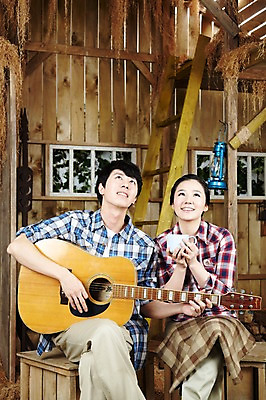 포토 JPG 스튜디오촬영 라이프스타일 부부 커플 응시 여자 남자 악기 음악 한쌍 커플라이프 연주 의자 사다리 창문 신혼부부 휴식 잔 함께함 실내 미소 웃음 사람 앉기 동양인 20대 성인 취미 두명 앞모습 컵 한국인 기타 램프 작업실 찻잔 창고 즐거움 커플티 무릎담요 청년만 성인만 국내포토 식기 시선 감정 뷰포인트 가구 컨셉 관계 모션 현악기 문화예술 조명 표정 인종 청년 내부 생활 도구 커플룩 신혼 파일형식