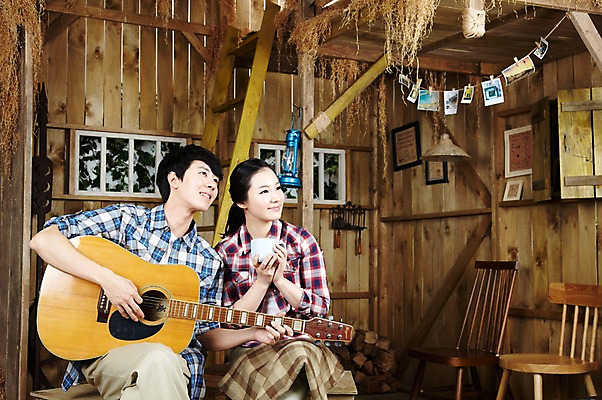 포토 JPG 스튜디오촬영 라이프스타일 부부 커플 응시 여자 남자 악기 음악 한쌍 커플라이프 액자 연주 의자 사다리 창문 신혼부부 휴식 잔 함께함 실내 미소 웃음 사람 앉기 동양인 20대 성인 취미 두명 컵 한국인 기타 램프 작업실 찻잔 농기구 장작 창고 즐거움 커플티 기념사진 무릎담요 청년만 성인만 국내포토 식기 시선 감정 가구 컨셉 농업 관계 모션 현악기 문화예술 조명 표정 인종 청년 내부 생활 도구 커플룩 신혼 파일형식