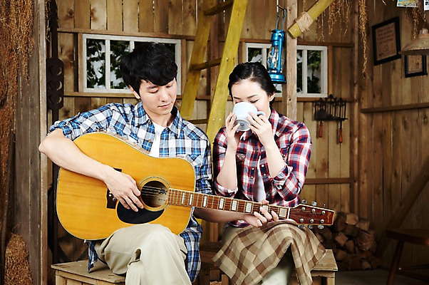 포토 JPG 스튜디오촬영 라이프스타일 부부 커플 여자 남자 악기 음악 한쌍 커플라이프 연주 의자 사다리 창문 신혼부부 휴식 잔 함께함 실내 사람 앉기 동양인 20대 성인 취미 두명 앞모습 컵 한국인 마시기 기타 램프 작업실 찻잔 장작 창고 즐거움 커플티 무릎담요 청년만 성인만 국내포토 식기 감정 뷰포인트 가구 컨셉 관계 모션 현악기 문화예술 조명 인종 청년 내부 생활 도구 커플룩 신혼 파일형식