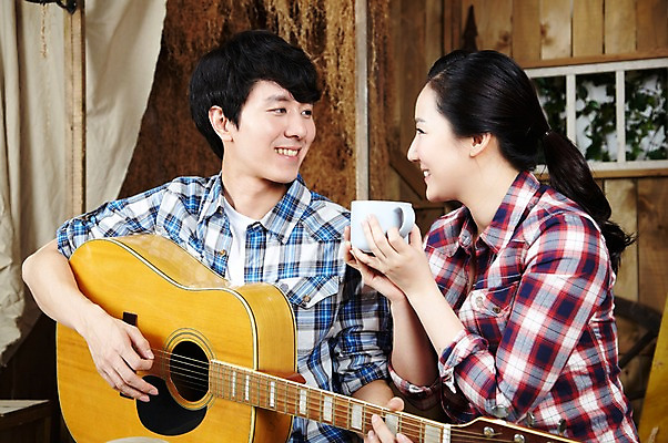 포토 JPG 스튜디오촬영 라이프스타일 부부 커플 여자 남자 악기 음악 한쌍 커플라이프 연주 창문 신혼부부 휴식 잔 함께함 실내 미소 웃음 사람 동양인 20대 성인 취미 두명 앞모습 컵 마주보기 한국인 기타 작업실 찻잔 창고 즐거움 커플티 청년만 성인만 국내포토 식기 감정 뷰포인트 컨셉 관계 모션 현악기 문화예술 표정 인종 청년 내부 생활 커플룩 신혼 파일형식