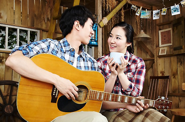 포토 JPG 스튜디오촬영 라이프스타일 부부 커플 여자 남자 악기 음악 한쌍 커플라이프 연주 의자 사다리 창문 신혼부부 휴식 잔 함께함 실내 미소 웃음 사람 앉기 동양인 20대 성인 취미 두명 컵 마주보기 한국인 기타 램프 바퀴 작업실 찻잔 창고 즐거움 커플티 기념사진 무릎담요 청년만 성인만 국내포토 식기 감정 가구 컨셉 관계 모션 현악기 문화예술 조명 표정 인종 청년 내부 생활 도구 커플룩 신혼 파일형식