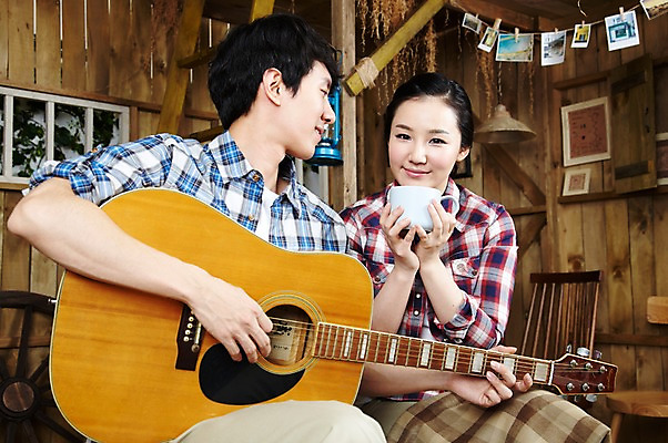 포토 JPG 스튜디오촬영 라이프스타일 부부 커플 여자 남자 악기 음악 한쌍 커플라이프 연주 의자 사다리 창문 신혼부부 휴식 잔 함께함 실내 미소 웃음 사람 앉기 동양인 20대 성인 취미 두명 컵 한국인 기타 램프 바퀴 작업실 찻잔 창고 즐거움 커플티 기념사진 무릎담요 청년만 성인만 국내포토 식기 감정 가구 컨셉 관계 모션 현악기 문화예술 조명 표정 인종 청년 내부 생활 도구 커플룩 신혼 파일형식