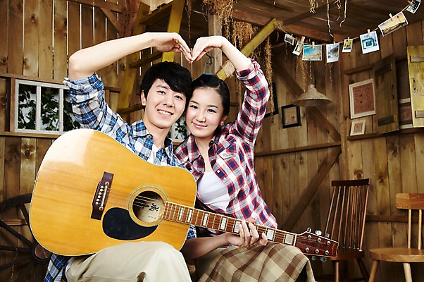 포토 JPG 스튜디오촬영 라이프스타일 부부 커플 여자 남자 악기 음악 한쌍 커플라이프 연주 의자 사다리 창문 신혼부부 모션 휴식 함께함 실내 미소 웃음 사람 앉기 동양인 손짓 20대 성인 취미 두명 앞모습 한국인 기타 하트 작업실 창고 즐거움 커플티 기념사진 무릎담요 청년만 성인만 국내포토 모양 감정 뷰포인트 가구 컨셉 관계 현악기 문화예술 표정 인종 청년 내부 생활 도구 커플룩 신혼 파일형식