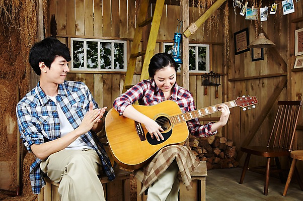 포토 JPG 스튜디오촬영 라이프스타일 부부 커플 여자 남자 악기 음악 한쌍 커플라이프 연주 의자 사다리 창문 신혼부부 휴식 함께함 실내 미소 웃음 사람 앉기 동양인 20대 성인 취미 두명 앞모습 한국인 기타 램프 작업실 장작 박수 창고 즐거움 커플티 기념사진 무릎담요 청년만 성인만 국내포토 감정 뷰포인트 가구 컨셉 관계 모션 현악기 문화예술 조명 표정 인종 손짓 청년 내부 생활 도구 커플룩 신혼 파일형식