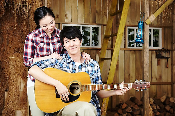 포토 JPG 스튜디오촬영 라이프스타일 부부 커플 여자 남자 악기 음악 한쌍 커플라이프 연주 사다리 창문 신혼부부 휴식 함께함 실내 서기 미소 웃음 사람 앉기 동양인 20대 성인 취미 두명 앞모습 한국인 기타 램프 작업실 장작 창고 즐거움 커플티 청년만 성인만 국내포토 감정 뷰포인트 컨셉 관계 모션 현악기 문화예술 조명 표정 인종 청년 내부 생활 도구 커플룩 신혼 파일형식