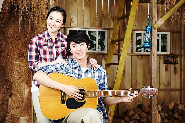 포토 JPG 스튜디오촬영 라이프스타일 부부 커플 여자 남자 악기 음악 한쌍 커플라이프 연주 사다리 창문 신혼부부 휴식 함께함 실내 서기 미소 웃음 사람 앉기 동양인 20대 성인 취미 두명 앞모습 한국인 기타 램프 작업실 장작 창고 즐거움 커플티 청년만 성인만 국내포토 감정 뷰포인트 컨셉 관계 모션 현악기 문화예술 조명 표정 인종 청년 내부 생활 도구 커플룩 신혼 파일형식