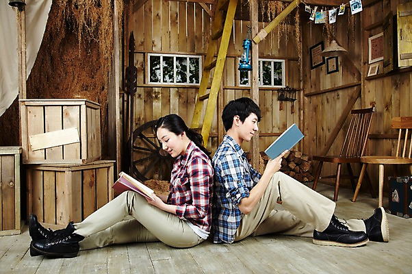 포토 JPG 스튜디오촬영 전신 라이프스타일 부부 커플 응시 여자 남자 한쌍 커플라이프 의자 사다리 창문 신혼부부 휴식 함께함 실내 들기 사람 앉기 동양인 20대 성인 취미 두명 옆모습 책 독서 한국인 등맞대기 램프 바퀴 작업실 나무상자 창고 즐거움 커플티 기념사진 청년만 성인만 국내포토 시선 감정 뷰포인트 가구 컨셉 관계 모션 조명 인종 청년 내부 생활 상자 도구 커플룩 신혼 파일형식