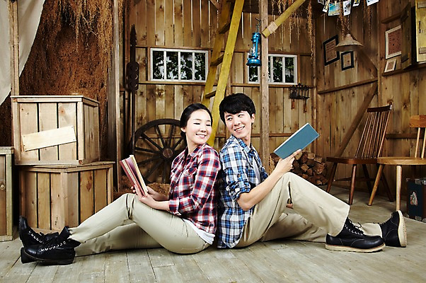 포토 JPG 스튜디오촬영 전신 라이프스타일 부부 커플 여자 남자 한쌍 커플라이프 의자 사다리 창문 신혼부부 휴식 함께함 실내 미소 웃음 들기 사람 앉기 동양인 20대 성인 취미 두명 옆모습 책 독서 한국인 등맞대기 램프 바퀴 뒤돌아보기 작업실 나무상자 창고 즐거움 커플티 기념사진 청년만 성인만 국내포토 감정 뷰포인트 가구 컨셉 관계 모션 조명 표정 인종 청년 내부 생활 상자 도구 커플룩 신혼 파일형식