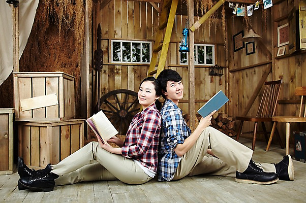 포토 JPG 스튜디오촬영 전신 라이프스타일 부부 커플 여자 남자 한쌍 커플라이프 의자 사다리 창문 신혼부부 휴식 함께함 실내 미소 웃음 들기 사람 앉기 동양인 20대 성인 취미 두명 옆모습 책 독서 한국인 등맞대기 램프 바퀴 작업실 나무상자 창고 즐거움 커플티 기념사진 청년만 성인만 국내포토 감정 뷰포인트 가구 컨셉 관계 모션 조명 표정 인종 청년 내부 생활 상자 도구 커플룩 신혼 파일형식