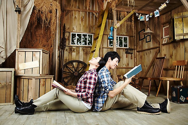 포토 JPG 스튜디오촬영 전신 라이프스타일 부부 커플 응시 여자 남자 한쌍 커플라이프 의자 사다리 창문 신혼부부 휴식 함께함 실내 들기 사람 앉기 동양인 20대 성인 취미 두명 옆모습 책 독서 한국인 등맞대기 램프 바퀴 작업실 나무상자 창고 즐거움 커플티 기념사진 청년만 성인만 국내포토 시선 감정 뷰포인트 가구 컨셉 관계 모션 조명 인종 청년 내부 생활 상자 도구 커플룩 신혼 파일형식