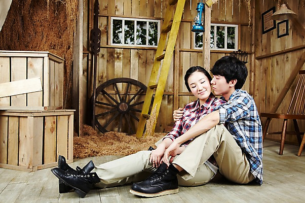 포토 JPG 스튜디오촬영 전신 라이프스타일 부부 커플 여자 남자 한쌍 커플라이프 의자 사다리 창문 신혼부부 안기 포옹 휴식 함께함 실내 미소 웃음 사람 앉기 동양인 20대 성인 두명 옆모습 눈감음 로맨틱 한국인 램프 바퀴 작업실 나무상자 창고 즐거움 커플티 청년만 성인만 국내포토 감정 뷰포인트 가구 컨셉 관계 모션 조명 표정 인종 청년 내부 생활 상자 도구 커플룩 신혼 파일형식