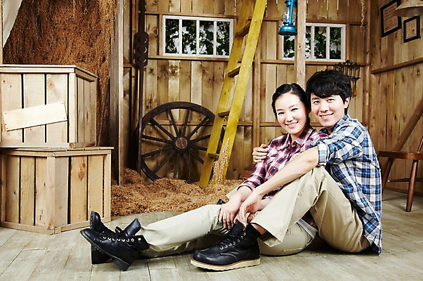 포토 JPG 스튜디오촬영 전신 라이프스타일 부부 커플 여자 남자 한쌍 커플라이프 의자 사다리 창문 신혼부부 안기 포옹 휴식 함께함 실내 미소 웃음 사람 앉기 동양인 20대 성인 두명 옆모습 로맨틱 한국인 램프 바퀴 작업실 나무상자 창고 즐거움 커플티 청년만 성인만 국내포토 감정 뷰포인트 가구 컨셉 관계 모션 조명 표정 인종 청년 내부 생활 상자 도구 커플룩 신혼 파일형식