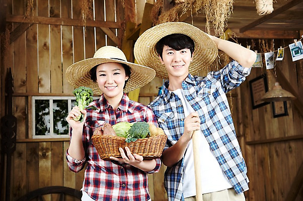 포토 JPG 스튜디오촬영 모자 라이프스타일 부부 커플 여자 남자 한쌍 커플라이프 농업 채소 사다리 창문 신혼부부 감자 함께함 실내 미소 웃음 들기 사람 동양인 상반신 20대 성인 두명 앞모습 농작물 바구니 소쿠리 농사 한국인 수확 바퀴 농부 브로콜리 농기구 창고 즐거움 커플티 밀짚모자 양배추 고구마 귀농 기념사진 청년만 성인만 국내포토 직업 모자_잡화 잡화 감정 산업 뷰포인트 컨셉 관계 모션 뿌리채소 표정 인종 청년 내부 생활 도구 커플룩 신혼 파일형식