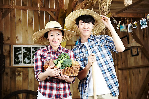 포토 JPG 스튜디오촬영 모자 라이프스타일 부부 커플 여자 남자 한쌍 커플라이프 농업 채소 사다리 창문 신혼부부 감자 함께함 실내 미소 웃음 들기 사람 동양인 상반신 20대 성인 두명 앞모습 농작물 바구니 소쿠리 농사 한국인 수확 바퀴 농부 브로콜리 농기구 창고 즐거움 커플티 밀짚모자 양배추 고구마 귀농 기념사진 청년만 성인만 국내포토 직업 모자_잡화 잡화 감정 산업 뷰포인트 컨셉 관계 모션 뿌리채소 표정 인종 청년 내부 생활 도구 커플룩 신혼 파일형식