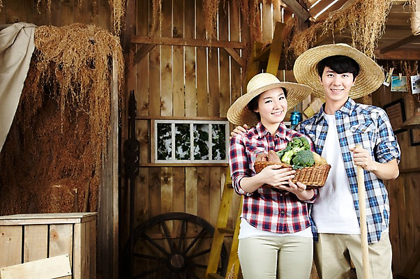 포토 JPG 스튜디오촬영 모자 라이프스타일 부부 커플 여자 남자 한쌍 커플라이프 농업 채소 사다리 창문 신혼부부 감자 함께함 실내 서기 미소 웃음 들기 사람 동양인 20대 성인 두명 앞모습 농작물 바구니 소쿠리 농사 한국인 수확 바퀴 농부 브로콜리 농기구 창고 즐거움 커플티 밀짚모자 양배추 고구마 귀농 기념사진 청년만 성인만 국내포토 직업 모자_잡화 잡화 감정 산업 뷰포인트 컨셉 관계 모션 뿌리채소 표정 인종 청년 내부 생활 도구 커플룩 신혼 파일형식