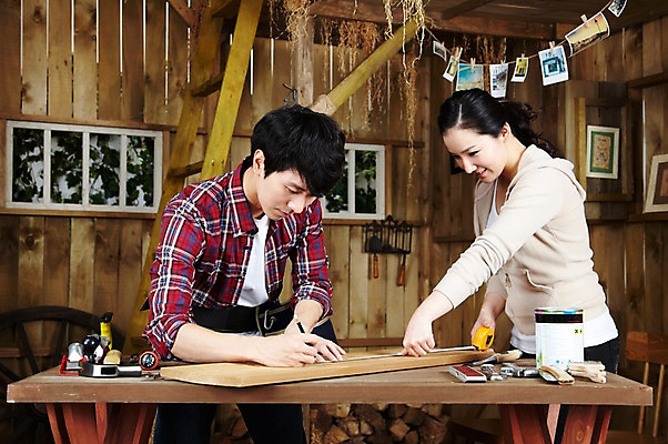 포토 JPG 스튜디오촬영 나무 라이프스타일 부부 커플 여자 남자 한쌍 커플라이프 의자 창문 신혼부부 탁자 함께함 실내 줄자 서기 미소 웃음 사람 동양인 20대 성인 두명 목재 연필 한국인 공구 붓 작업 작업실 작업장 망치 공예 즐거움 만들기 페인트통 목공예 작업도구 사이즈 작업주머니 치수재기 가구공방 기념사진 청년만 성인만 국내포토 식물 감정 산업 가구 컨셉 재료 관계 모션 학용품 통 표정 자 인종 청년 취미 내부 생활 필기구 페인트 도구 신혼 파일형식