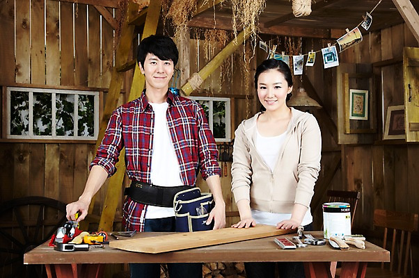 포토 JPG 스튜디오촬영 나무 라이프스타일 부부 커플 여자 남자 한쌍 커플라이프 의자 창문 신혼부부 탁자 함께함 실내 줄자 서기 미소 웃음 사람 동양인 20대 성인 두명 목재 앞모습 연필 한국인 공구 붓 작업 작업실 작업장 망치 공예 즐거움 만들기 페인트통 목공예 작업도구 작업주머니 가구공방 기념사진 청년만 성인만 국내포토 식물 감정 산업 뷰포인트 가구 컨셉 재료 관계 모션 학용품 통 표정 자 인종 청년 취미 내부 생활 필기구 페인트 도구 신혼 파일형식