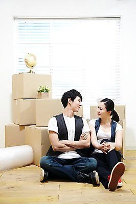 포토 JPG 스튜디오촬영 전신 라이프스타일 부부 커플 여자 남자 화분 한쌍 커플라이프 이동 창문 신혼부부 실내 미소 웃음 사람 앉기 동양인 20대 성인 두명 앞모습 상자 지구본 마주보기 팔짱 한국인 짐 블라인드 마루 이사 포장지 신혼 이삿짐 비닐 짐싸기 청년만 성인만 국내포토 뷰포인트 컨셉 포장 관계 모션 재질 바닥 표정 인종 청년 내부 생활 커튼 파일형식