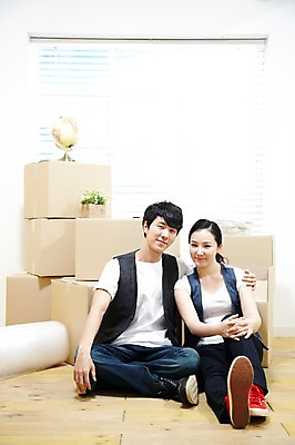 포토 JPG 스튜디오촬영 전신 라이프스타일 부부 커플 여자 남자 화분 한쌍 커플라이프 이동 창문 신혼부부 실내 미소 웃음 사람 앉기 동양인 20대 성인 두명 앞모습 상자 지구본 한국인 짐 블라인드 마루 이사 포장지 신혼 이삿짐 비닐 짐싸기 청년만 성인만 국내포토 뷰포인트 컨셉 포장 관계 모션 재질 바닥 표정 인종 청년 내부 생활 커튼 파일형식