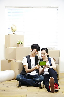 포토 JPG 스튜디오촬영 전신 라이프스타일 부부 커플 응시 여자 남자 화분 한쌍 커플라이프 이동 창문 신혼부부 주택 실내 미소 웃음 들기 사람 앉기 동양인 20대 성인 두명 앞모습 상자 지구본 한국인 짐 블라인드 마루 이사 포장지 통장 내집마련 신혼 이삿짐 비닐 짐싸기 청년만 성인만 국내포토 시선 뷰포인트 컨셉 포장 관계 모션 재질 부동산 바닥 표정 인종 청년 내부 건물 생활 금융 커튼 파일형식