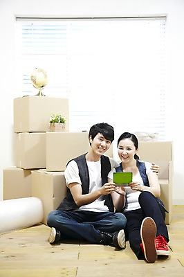 포토 JPG 스튜디오촬영 전신 라이프스타일 부부 커플 여자 남자 화분 한쌍 커플라이프 이동 창문 신혼부부 주택 실내 미소 웃음 들기 사람 앉기 동양인 20대 성인 두명 앞모습 상자 지구본 한국인 짐 블라인드 마루 이사 포장지 통장 내집마련 신혼 이삿짐 비닐 짐싸기 청년만 성인만 국내포토 뷰포인트 컨셉 포장 관계 모션 재질 부동산 바닥 표정 인종 청년 내부 건물 생활 금융 커튼 파일형식